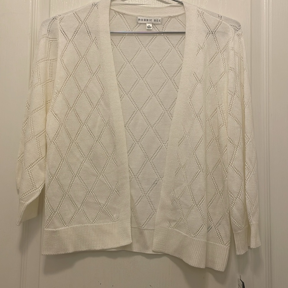 New white Size M three-quarter shrug, knit fabric,fitted sleeves,diamond pattern